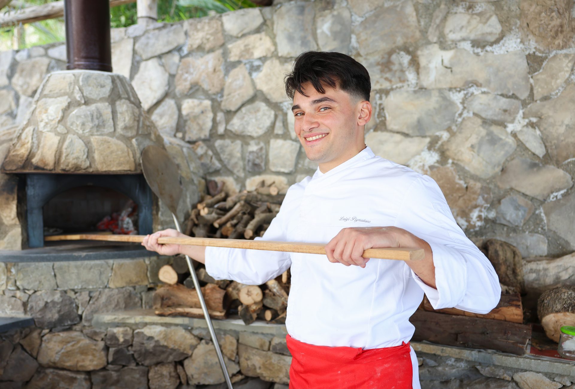 Lo chef al forno a legna durante il corso di cucina