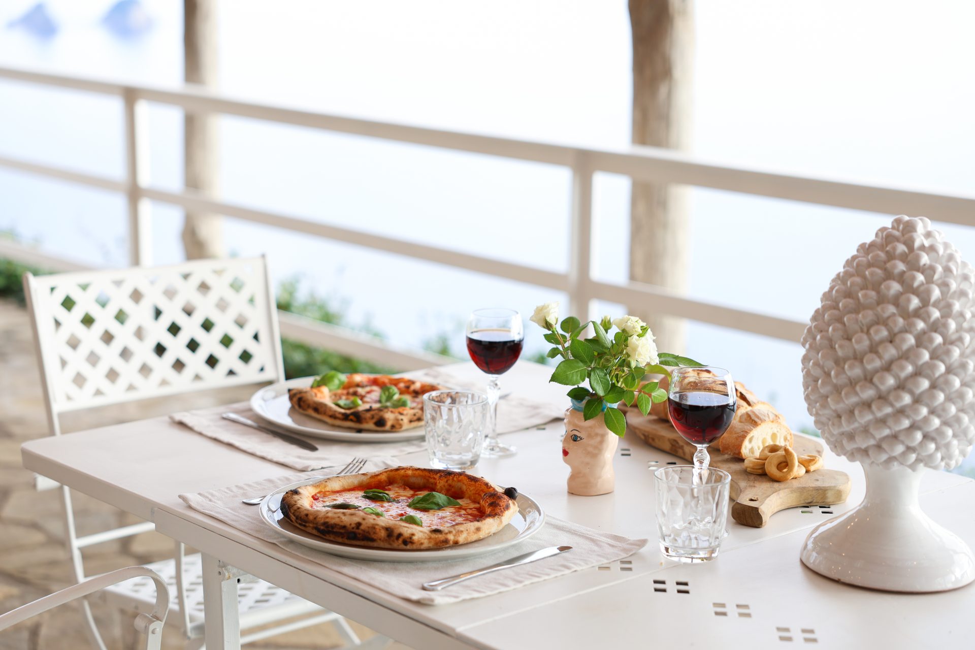 La pizza appena sfornata servita in terrazza con vista mare