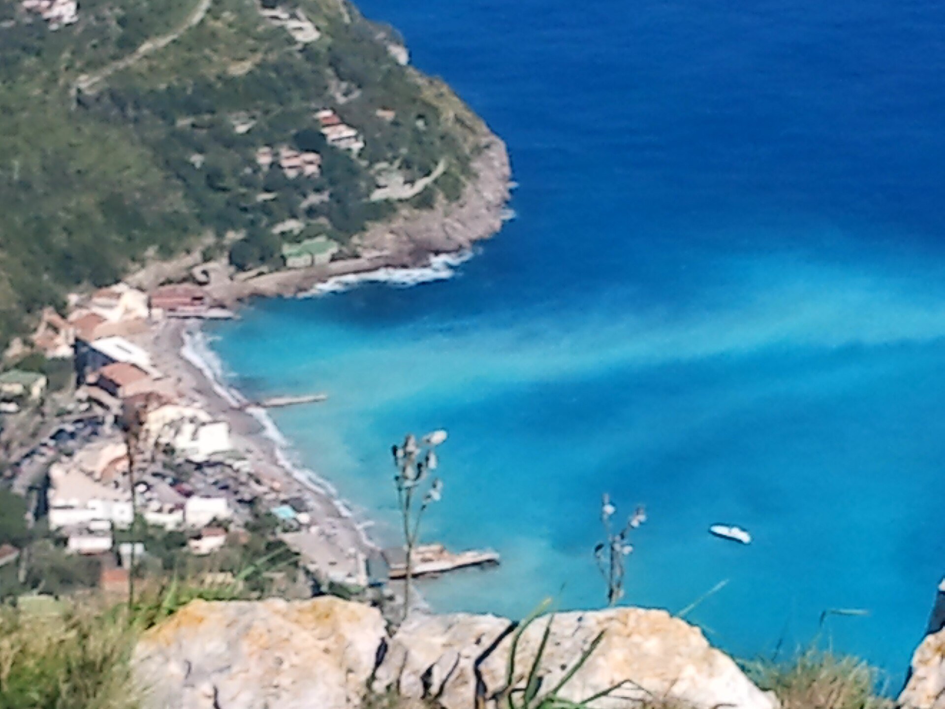 La baia di Marina del Cantone vista dall'alto