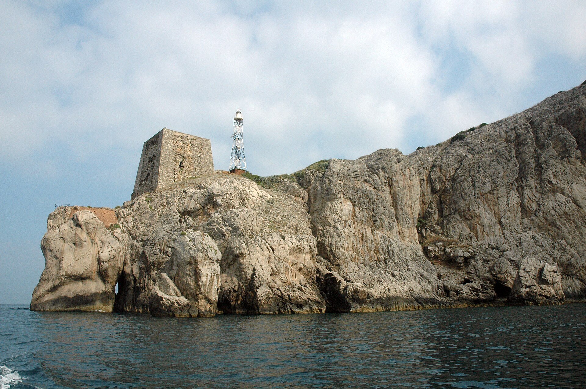 La torre di Punta Campanella all'estremità della Penisola Sorrentina