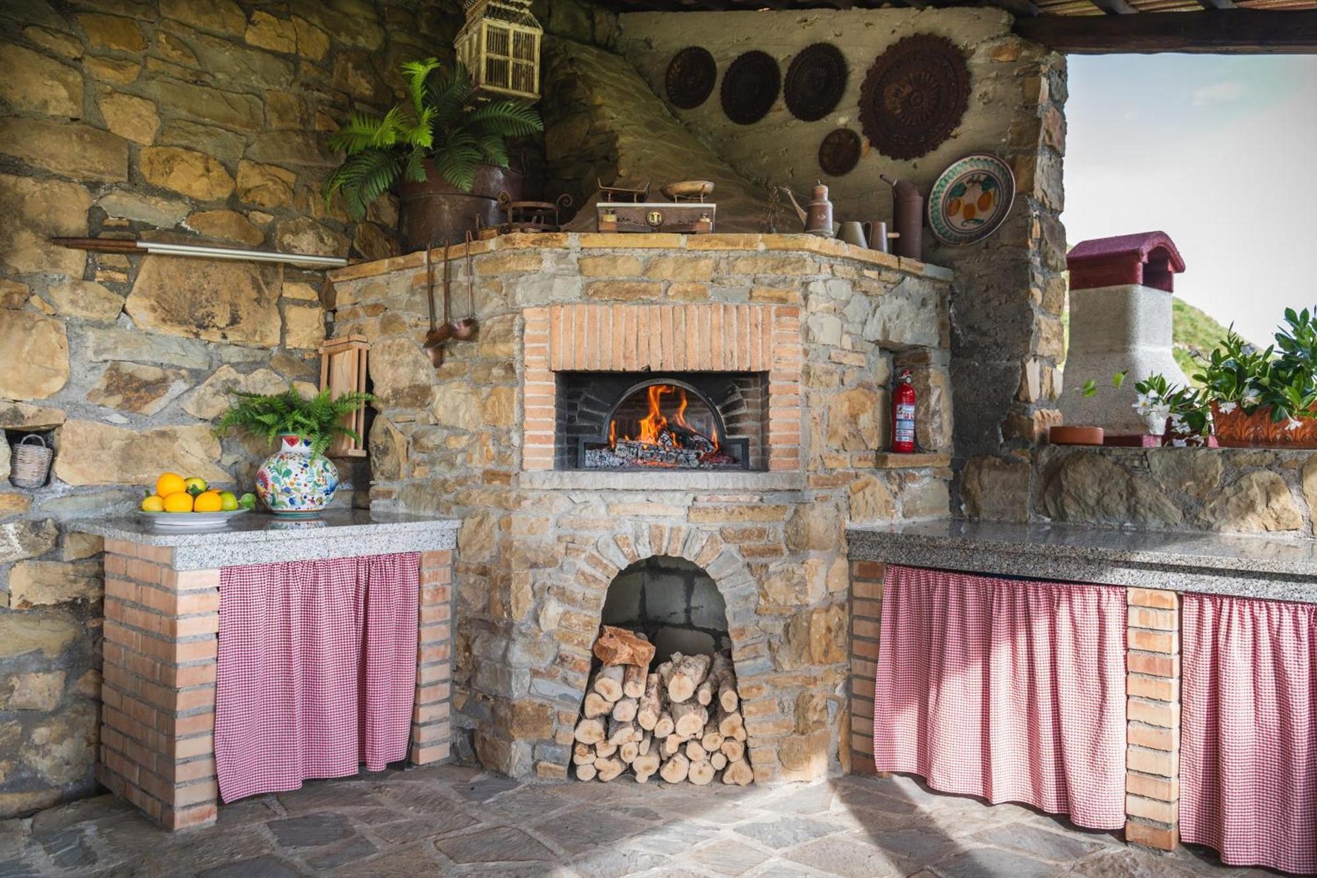 Villa I Due Golfi, il forno a legna