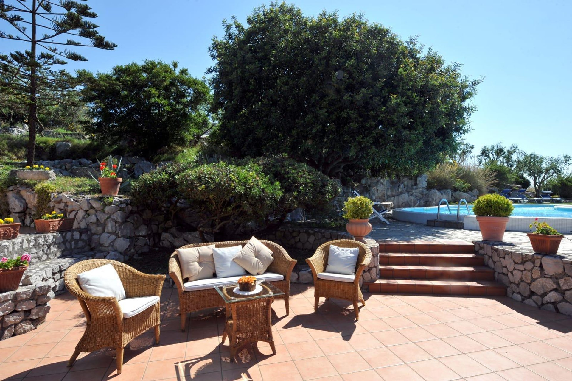 Villa I Due Golfi, il salottino in giardino