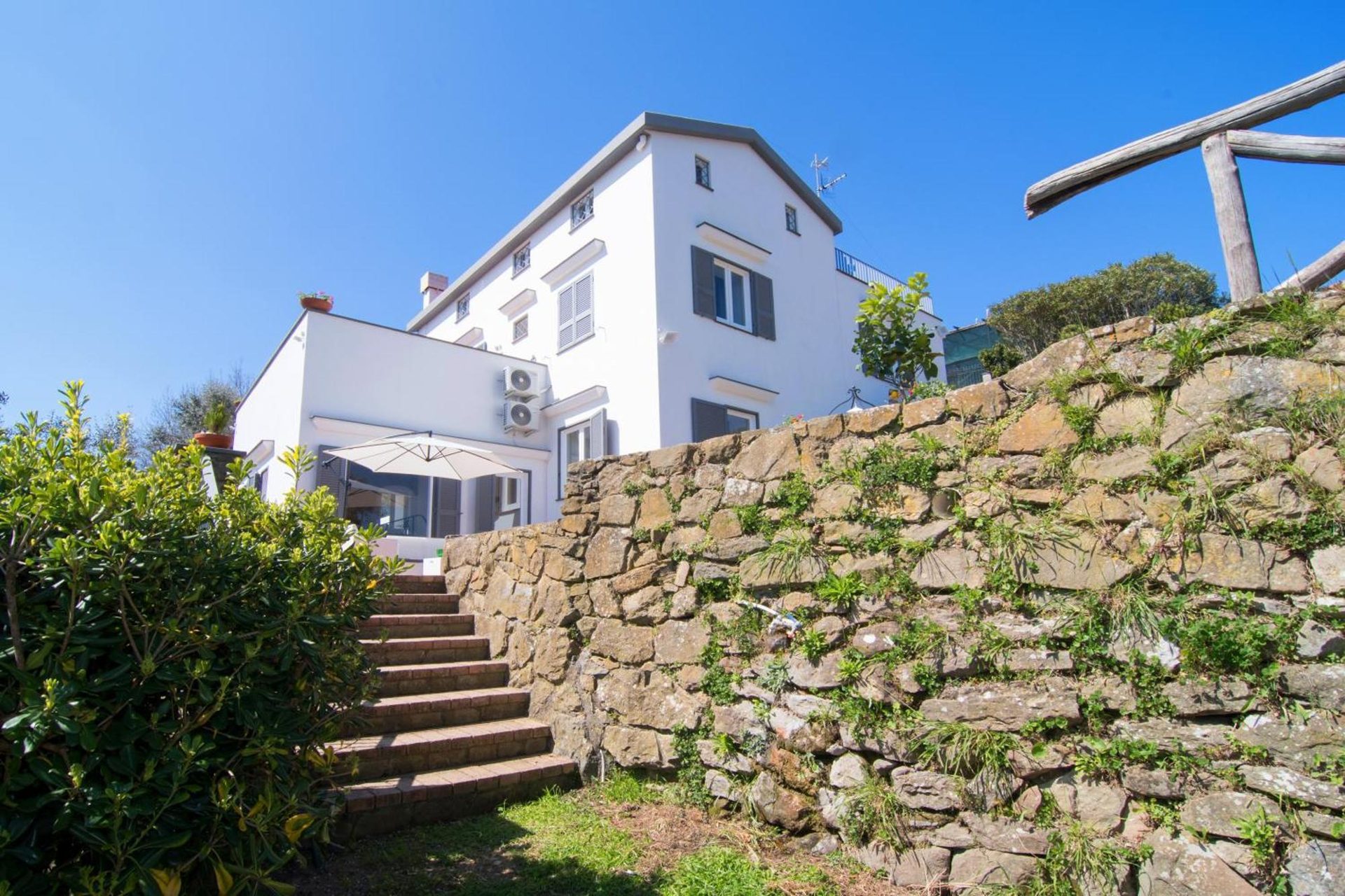 Villa I Due Golfi, la scala in pietra