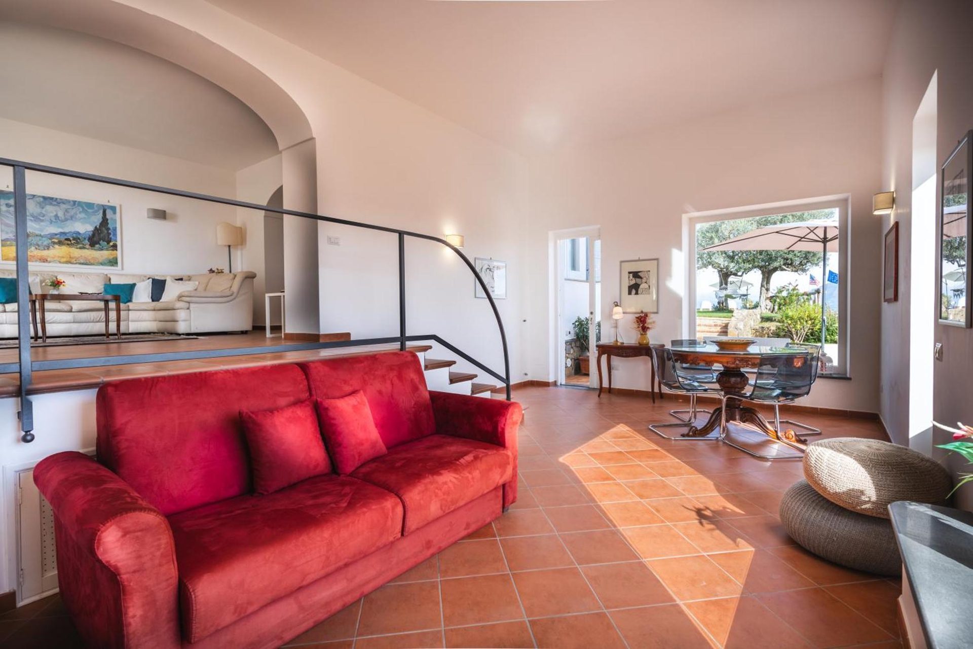 Villa I Due Golfi, il divano rosso