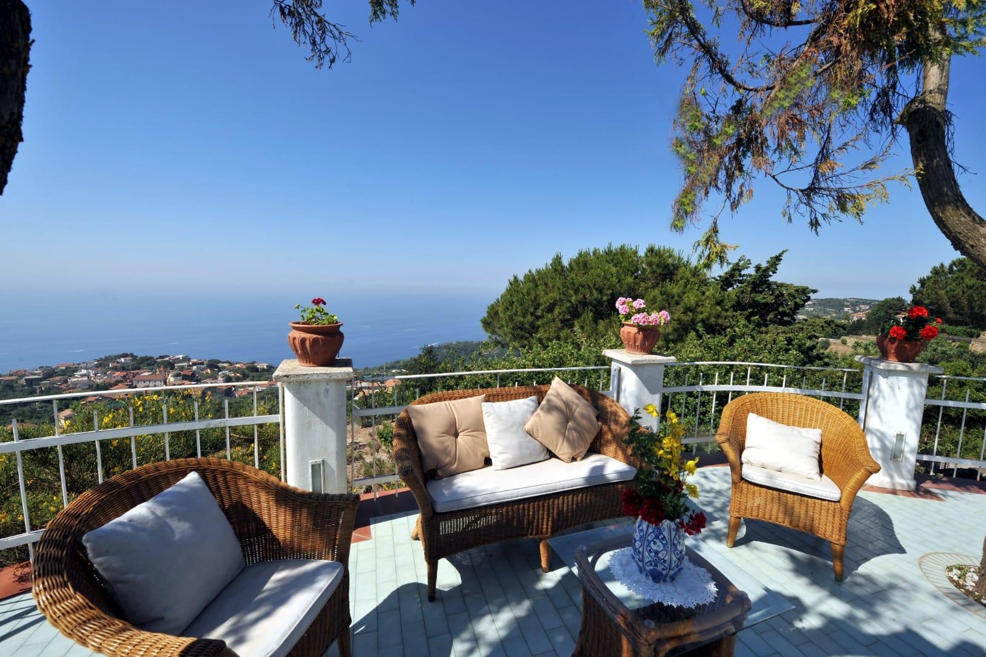 Villa I Due Golfi, il salotto in terrazza con vista mare