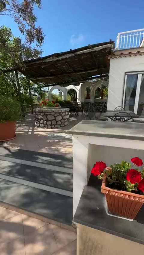 Villa I Due Golfi, video del portico esterno con il pergolato