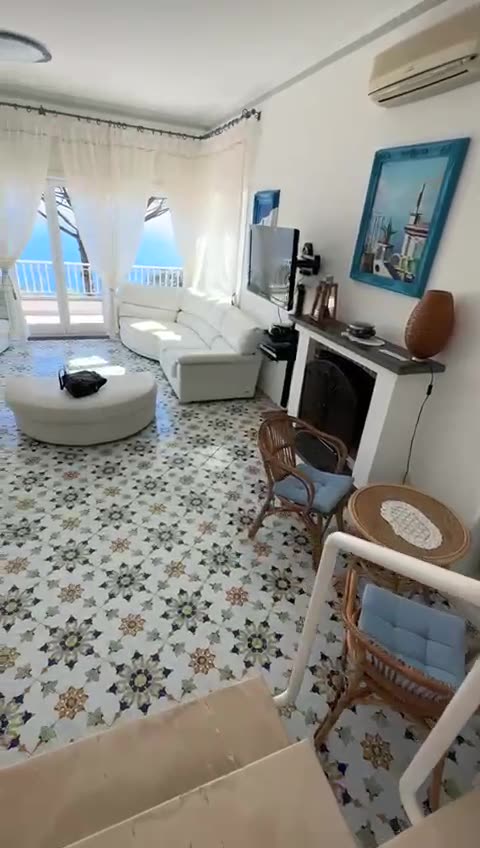 Villa I Due Golfi, video del soggiorno con i pavimenti in maiolica