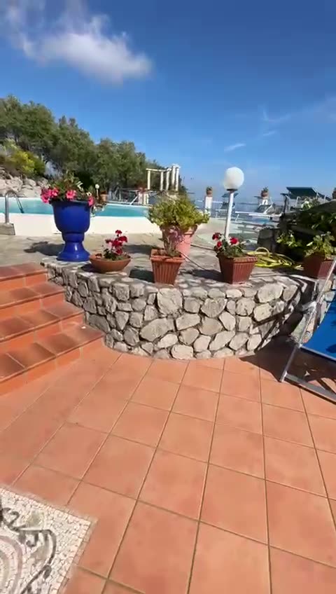 Villa I Due Golfi, video dalla terrazza verso la piscina e il giardino