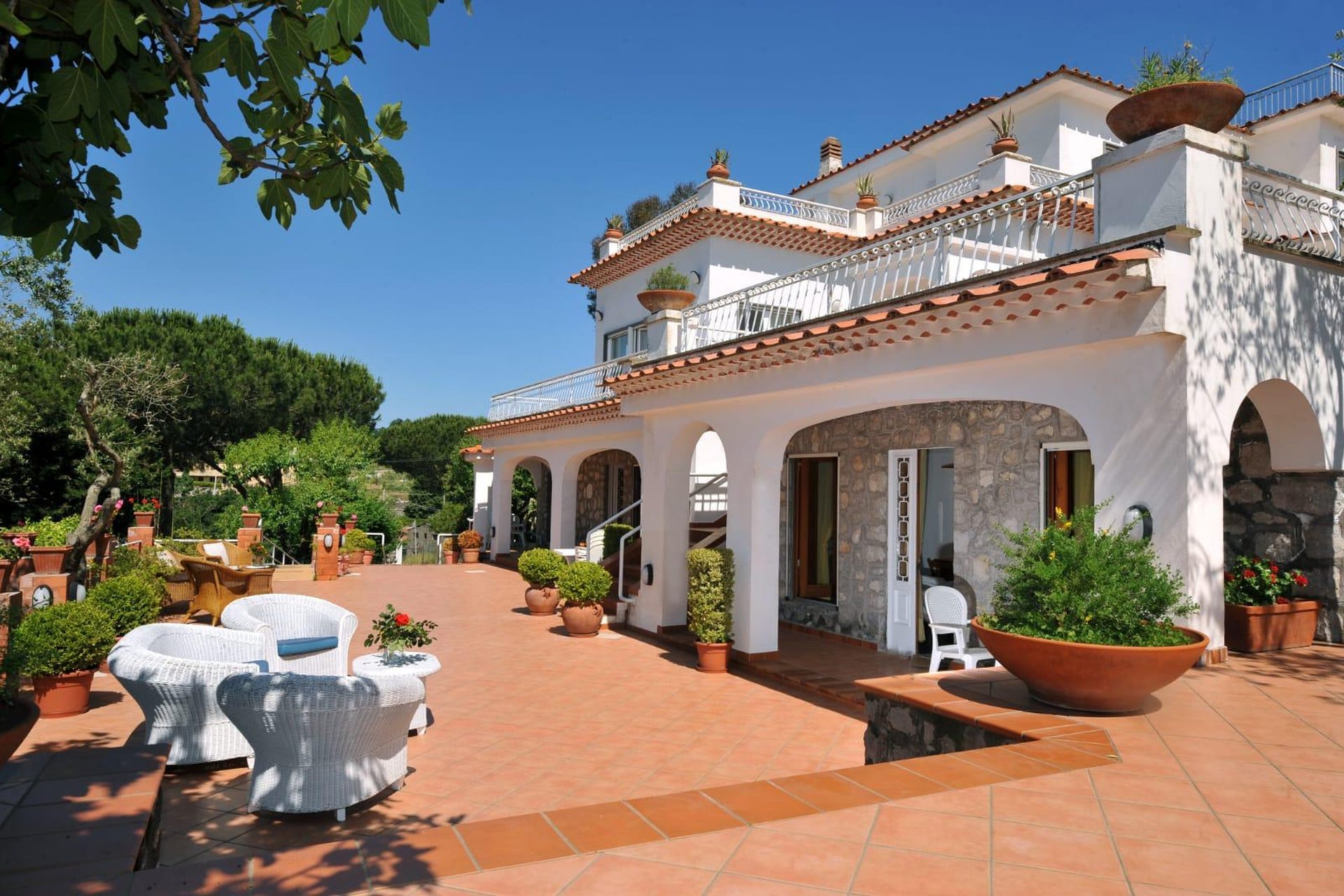Villa I Due Golfi, la villa e la terrazza ad archi