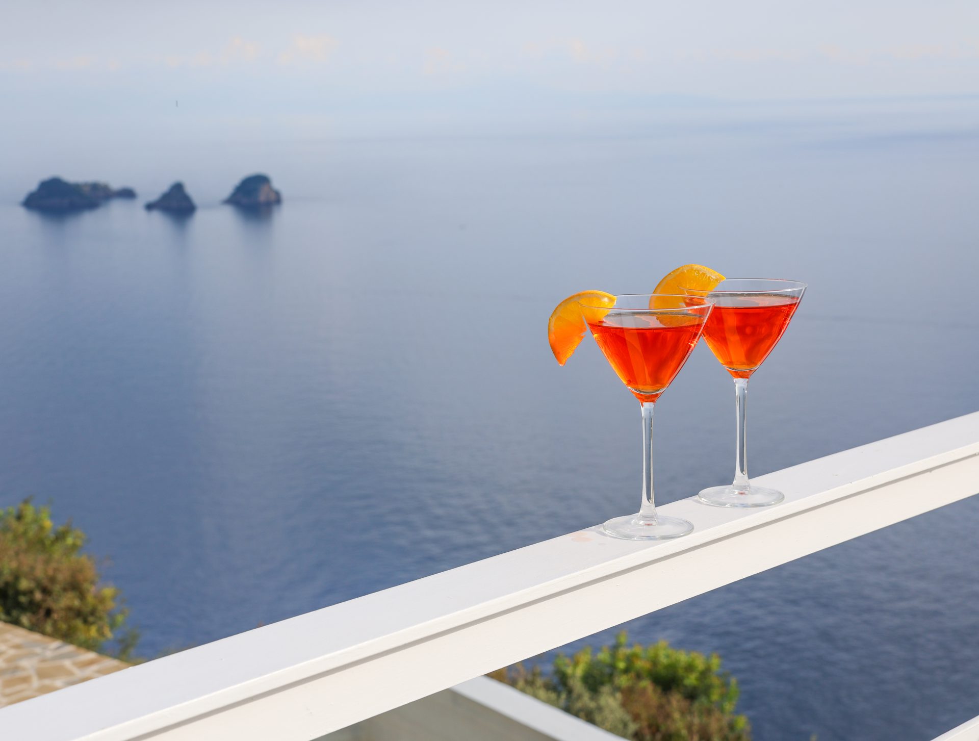 Aperitivo al tramonto con vista sugli isolotti de Li Galli