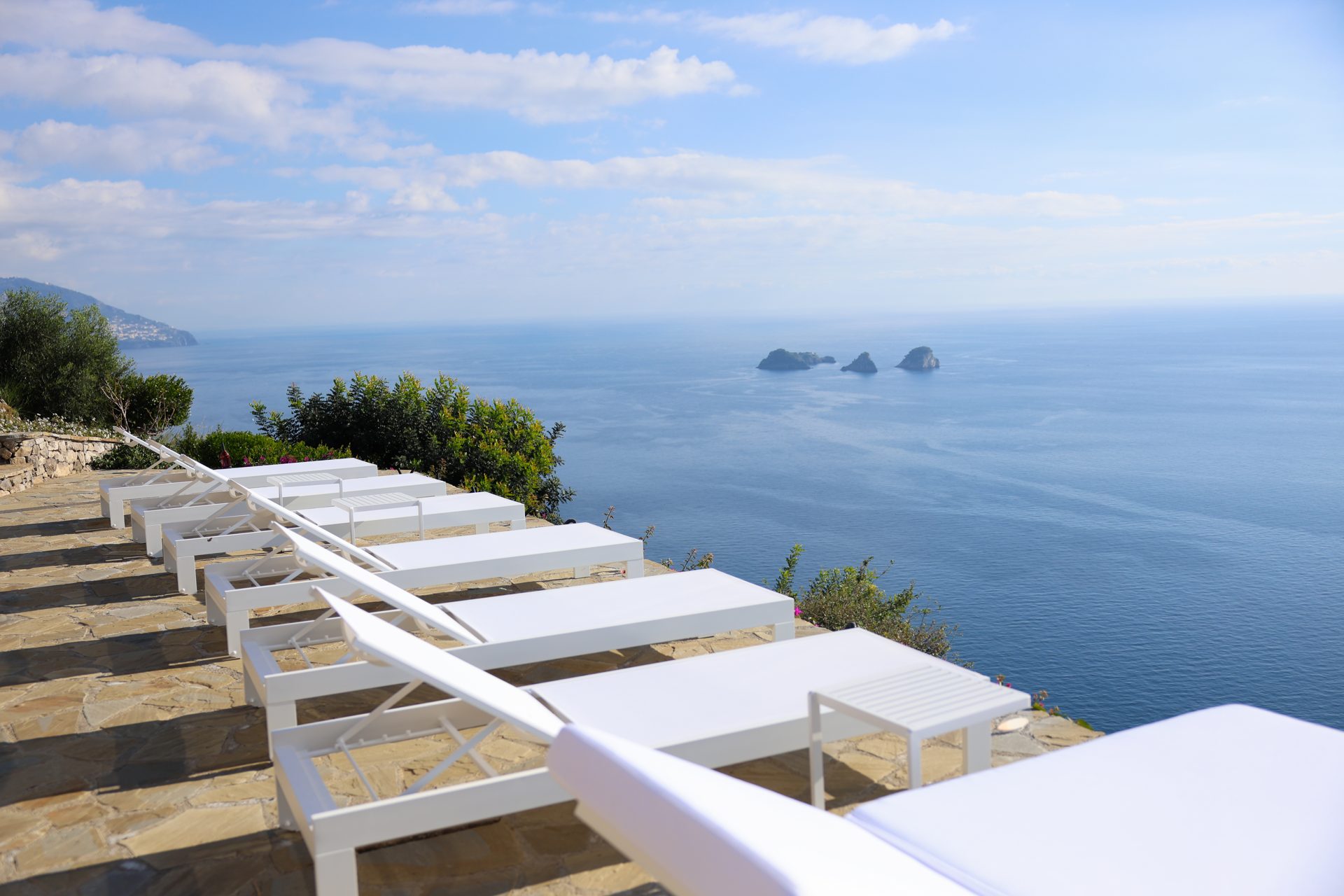 Solarium con lettini e vista mare a Villa Lantana