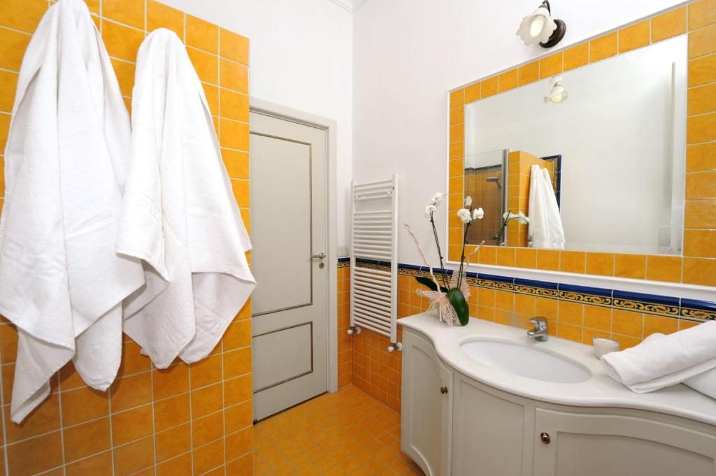 Villa Titina, bagno giallo
