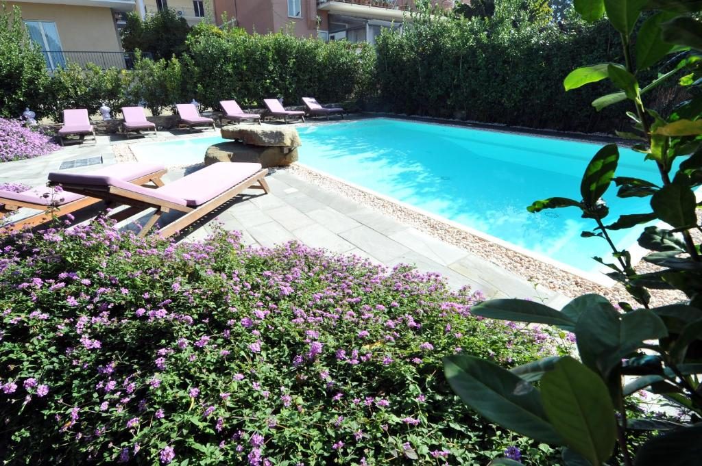 Piscina privata tra i fiori di Villa Titina